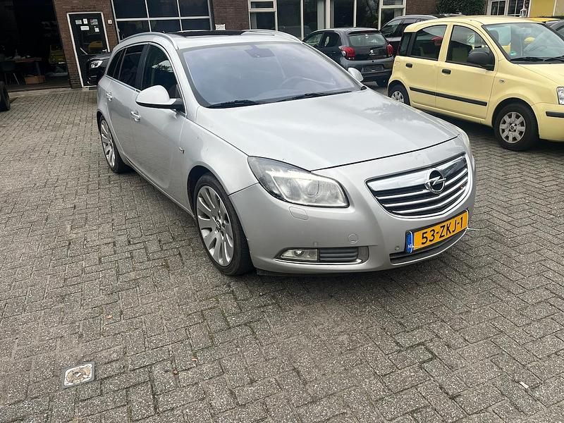 Grijs (metallic) Gebruikt 2011 Opel Insignia Sport Stationwagen | € 2.900 - Afbeelding 1/4
