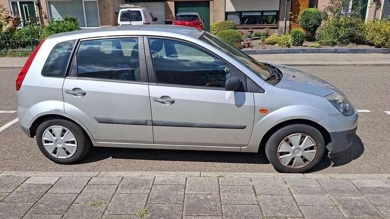 Zilver Gebruikt 2007 Ford Fiesta Hatchback | € 1.200 (Goede deal) - Afbeelding 1/4