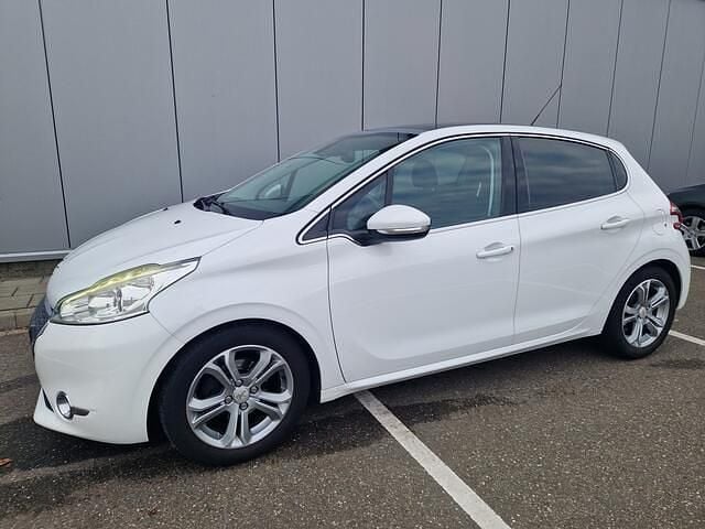 Wit Gebruikt 2012 Peugeot 208 Allure Hatchback | € 5.449 (Eerlijke prijs) - Afbeelding 1/4