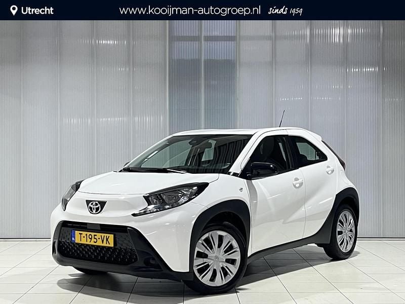 Wit Gebruikt 2022 Toyota Aygo Play Hatchback | € 19.249 (Eerlijke prijs) - Afbeelding 1/4