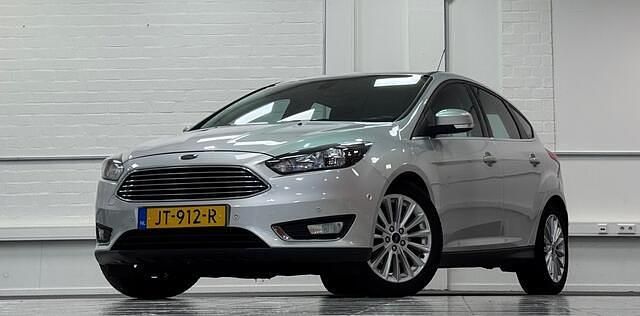 Grijs Occasion 2016 Ford Focus Titanium Hatchback | € 10.494 (Eerlijke prijs) - Afbeelding 1/3