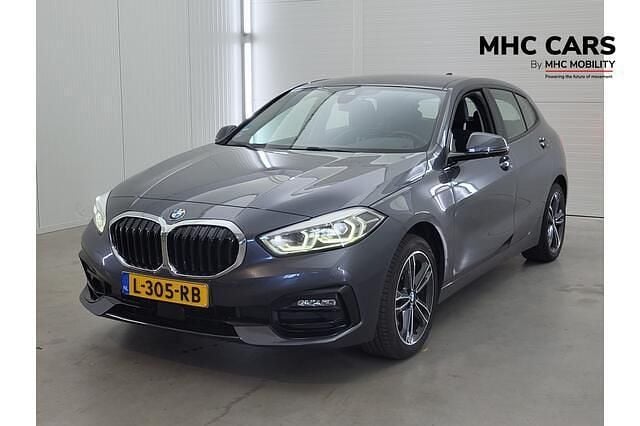 Grijs Gebruikt 2021 BMW 118 Basis Hatchback | € 18.200 (Goede deal) - Afbeelding 1/4