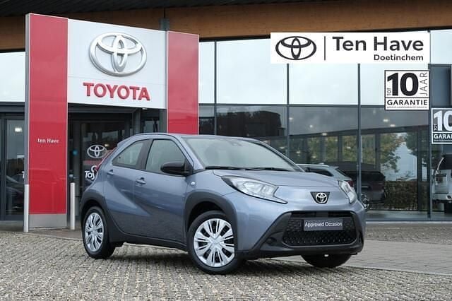 Grijs Gebruikt 2024 Toyota Aygo Play Hatchback | € 17.900 (Eerlijke prijs) - Afbeelding 1/4
