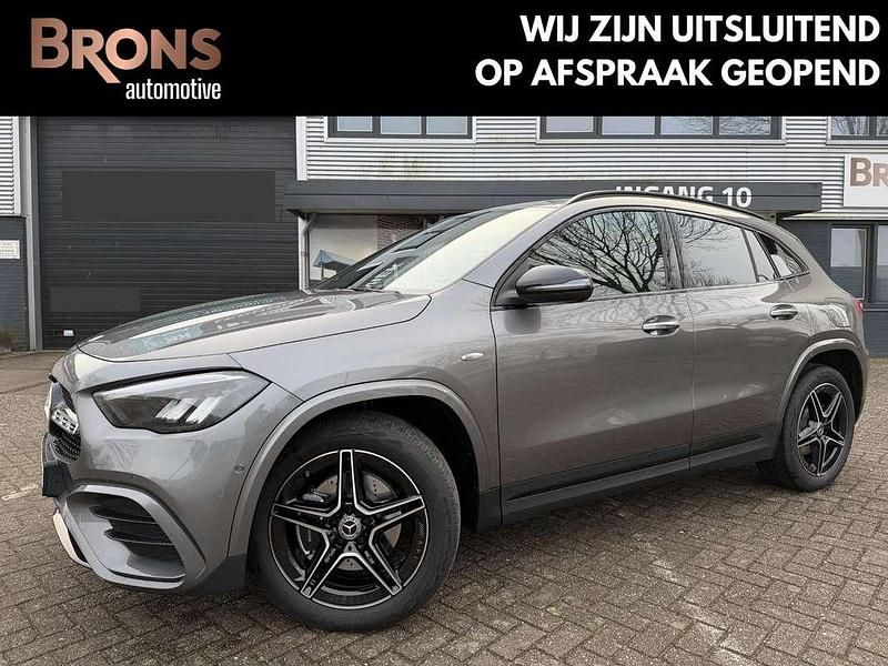 Grijs (metallic) Nieuw 2025 Mercedes GLA250 AMG line SUV | € 52.895 (Eerlijke prijs) - Afbeelding 1/4