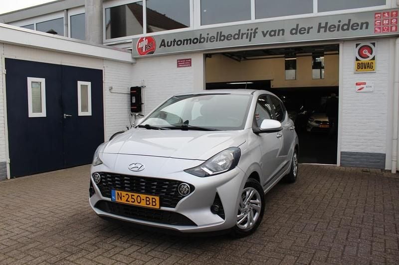 Grijs Gebruikt 2021 Hyundai i10 Comfort Hatchback | € 12.950 (Eerlijke prijs) - Afbeelding 1/4