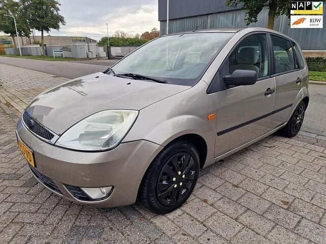 Grijs (metallic) Gebruikt 2003 Ford Fiesta Ghia Hatchback | € 998 (Goede deal) - Afbeelding 1/4