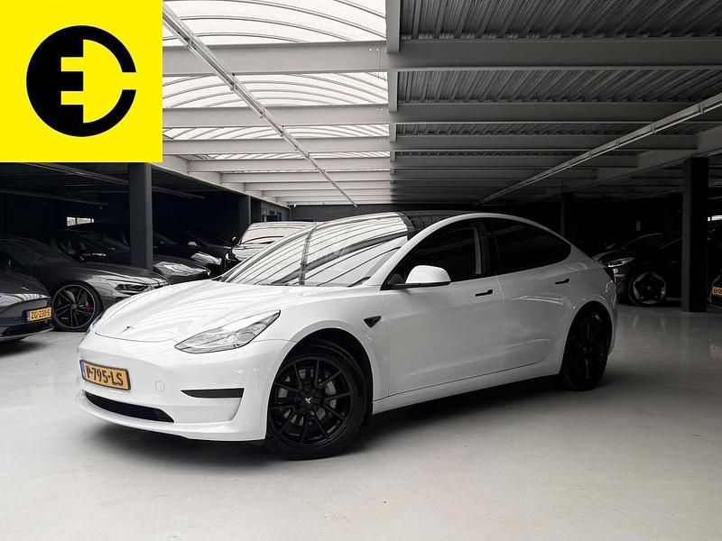 Wit Gebruikt 2021 Tesla Model 3 Standard Range Sedan | € 22.950 (Eerlijke prijs) - Afbeelding 1/4