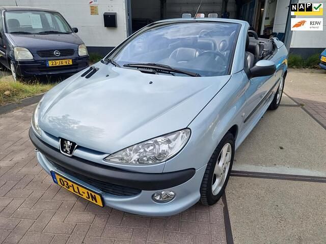 Grijs Occasion 2003 Peugeot 206 CC Premium Cabriolet | € 2.450 (Eerlijke prijs) - Afbeelding 1/4