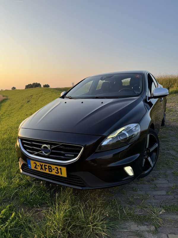 Zwart Gebruikt 2014 Volvo V40 Stationwagen | € 5.950 (Goede deal) - Afbeelding 1/4