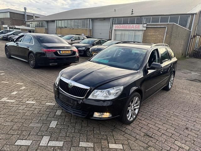 Zwart Gebruikt 2012 Skoda Octavia Stationwagen | € 3.450 (Super prijs) - Afbeelding 1/4
