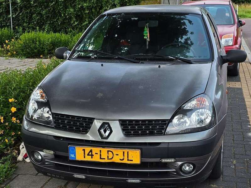 Grijs Gebruikt 2002 Renault Clio II Expression Hatchback | € 500 (Goede deal) - Afbeelding 1/4