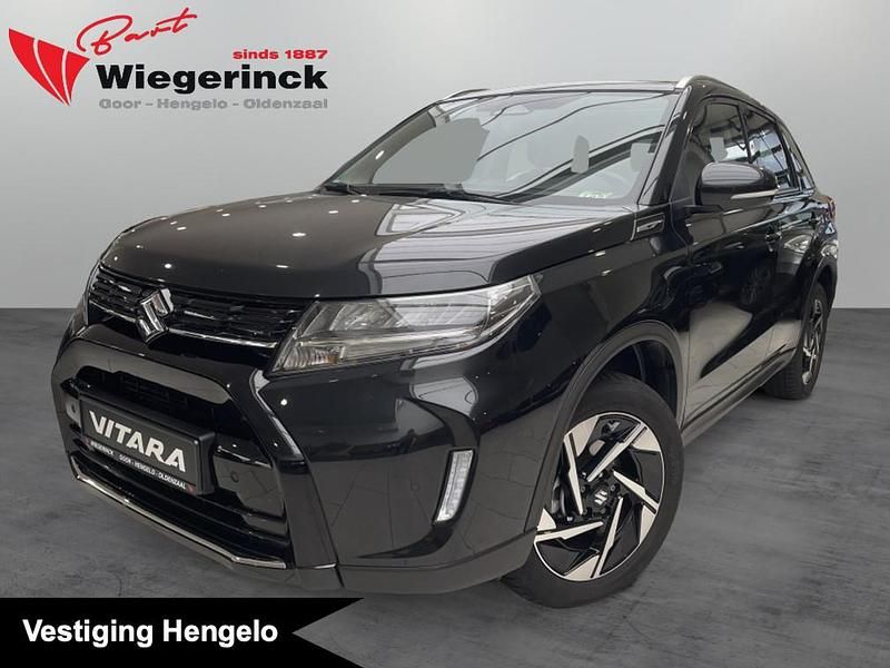 Zwart Gebruikt 2025 Suzuki Vitara Style SUV | € 28.799 (Eerlijke prijs) - Afbeelding 1/4