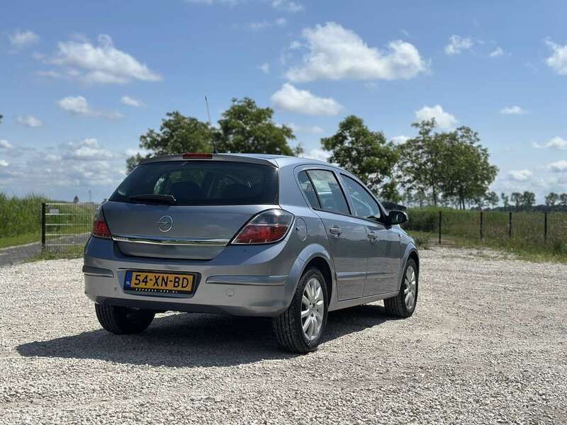 Grijs Gebruikt 2007 Opel Astra Hatchback | € 2.995 (Eerlijke prijs) - Afbeelding 1/4
