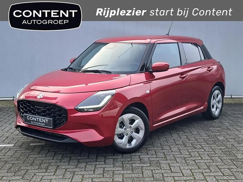 Rood Occasion 2025 Suzuki Swift Style Hatchback | € 21.440 (Eerlijke prijs) - Afbeelding 1/4