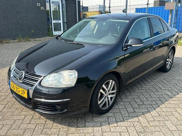 Zwart Occasion 2007 VW Jetta Sportline Sedan | € 1.999 (Goede deal) - Afbeelding 1/4