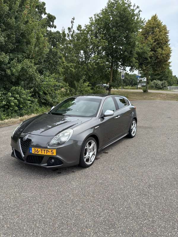 Grijs Gebruikt 2012 Alfa Romeo Giulietta Distinctive Hatchback | € 8.250 (Eerlijke prijs) - Afbeelding 1/4