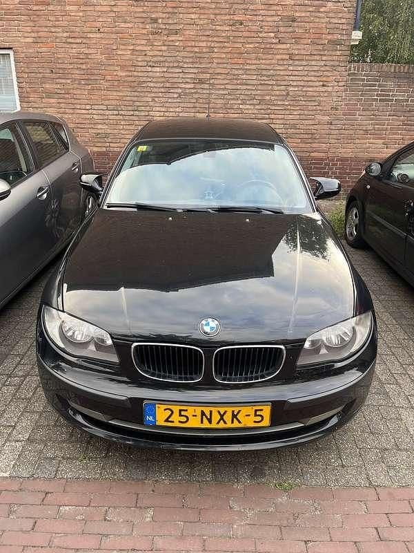 Zwart Gebruikt 2010 BMW 116 Hatchback | € 4.999 (Iets duurder) - Afbeelding 1/4
