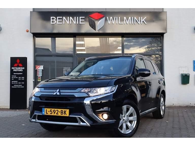Amethyst black (zwart metallic) Gebruikt 2021 Mitsubishi Outlander P-HEV SUV | € 21.995 (Super prijs) - Afbeelding 1/4