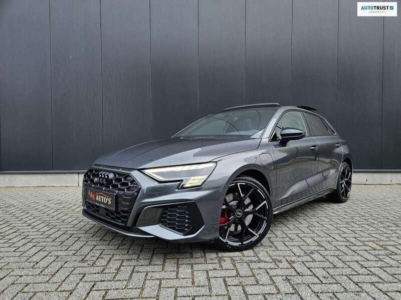 Grijs, metallic lak Gebruikt 2020 Audi A3 Sportback e-tron Competition Sedan | € 37.950 (Eerlijke prijs) - Afbeelding 1/4