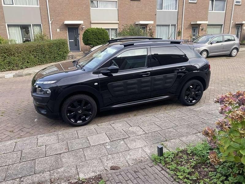 Zwart Gebruikt 2017 Citroën C4 Cactus PureTech Hatchback | € 6.995 (Goede deal) - Afbeelding 1/4