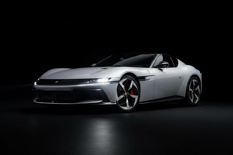 Grijs Occasion 2025 Ferrari 12 Cilindri Coupé | € 649.900 - Afbeelding 1/4