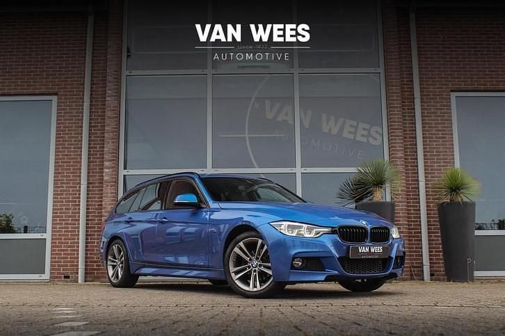 Blauw, metallic lak Occasion 2018 BMW 320 M Sport Stationwagen | € 20.950 (Iets duurder) - Afbeelding 1/3