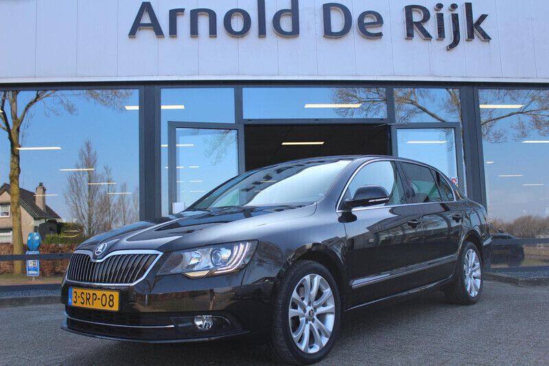 Zwart, metallic lak Gebruikt 2014 Skoda Superb Hatchback | € 12.950 (Duur) - Afbeelding 1/4