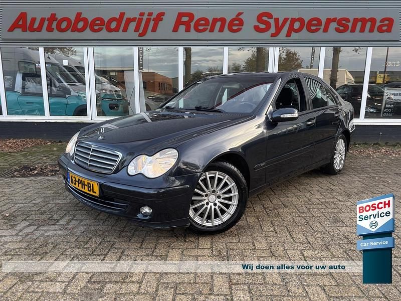 Zwart (metallic) Gebruikt 2004 Mercedes C200 Classic Sedan | € 3.445 (Eerlijke prijs) - Afbeelding 1/4