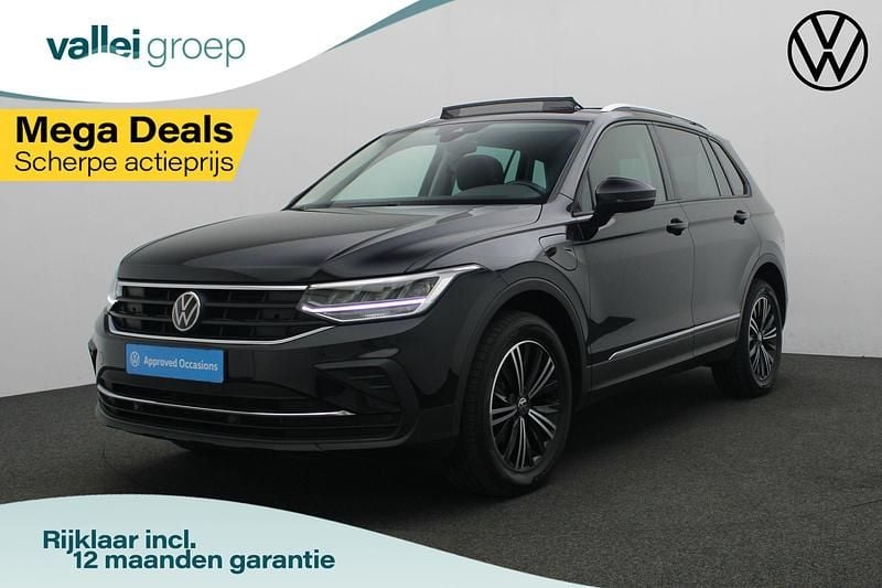 Zwart Gebruikt 2022 VW Tiguan Active SUV | € 35.900 (Eerlijke prijs) - Afbeelding 1/4