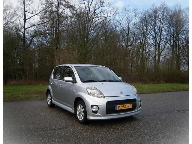 Occasion Daihatsu Sirion 103 PK (75 kW) 2010 Grijs Hatchback