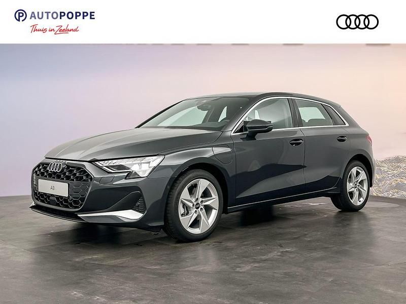 Hatchback Nieuw 2025 Audi A3 Sportback e-tron Advanced Sedan | € 43.450 (Eerlijke prijs) - Afbeelding 1/4