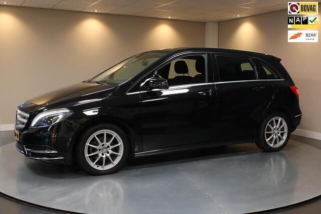 Zwart (metallic) Occasion 2013 Mercedes B180 Ambition MPV | € 12.940 (Eerlijke prijs) - Afbeelding 1/4