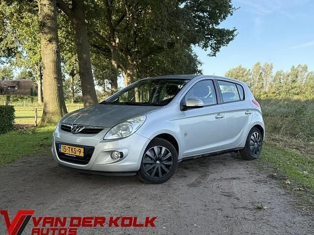 Grijs Gebruikt 2012 Hyundai i20 Hatchback | € 3.885 (Eerlijke prijs) - Afbeelding 1/4