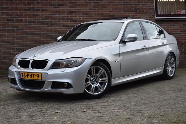 Grijs (metallic) Gebruikt 2010 BMW 330 Executive Sedan | € 7.949 (Super prijs) - Afbeelding 1/4