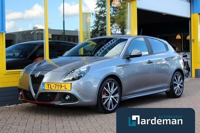 Grijs Gebruikt 2018 Alfa Romeo Giulietta Hatchback | € 16.900 (Eerlijke prijs) - Afbeelding 1/4