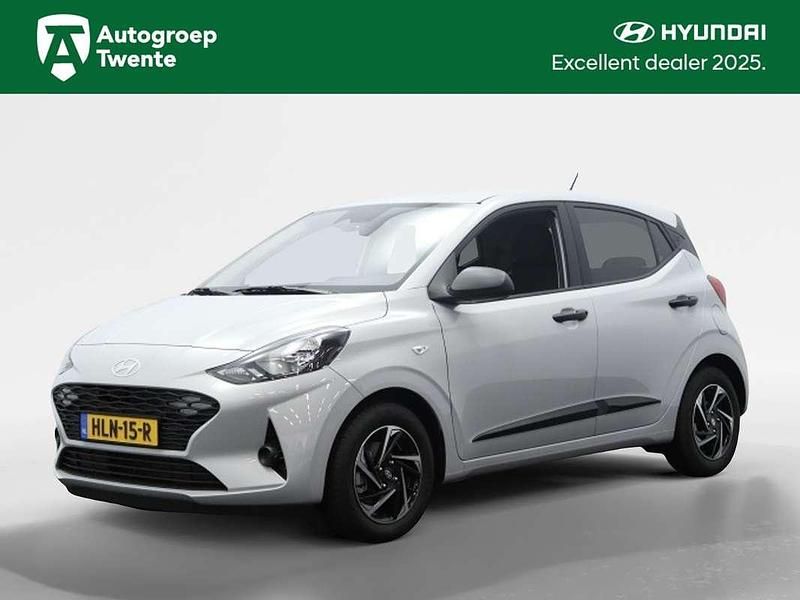 Grijs, metallic lak Nieuw 2025 Hyundai i10 Comfort Hatchback | € 18.950 (Goede deal) - Afbeelding 1/4