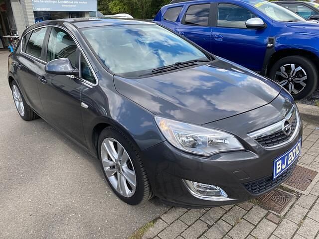 Grijs Gebruikt 2010 Opel Astra Cosmo Sedan | € 5.900 (Eerlijke prijs) - Afbeelding 1/4