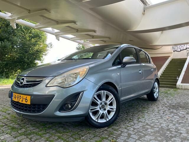 Grijs Gebruikt 2011 Opel Corsa Cosmo Hatchback | € 3.850 (Eerlijke prijs) - Afbeelding 1/4