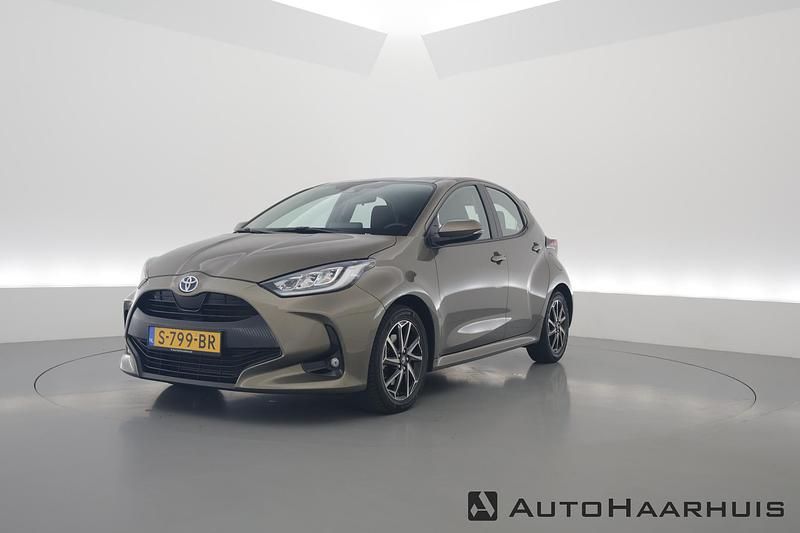 Groen Occasion 2023 Toyota Yaris Hybrid Hatchback | € 19.900 (Goede deal) - Afbeelding 1/4