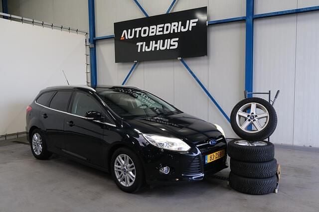 Zwart (metallic) Occasion 2013 Ford Focus Titanium Stationwagen | € 1.950 (Super prijs) - Afbeelding 1/4