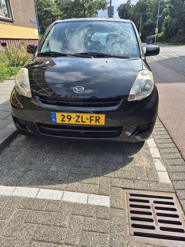 Zwart Gebruikt 2008 Daihatsu Sirion Hatchback | € 4.700 (Eerlijke prijs) - Afbeelding 1/4