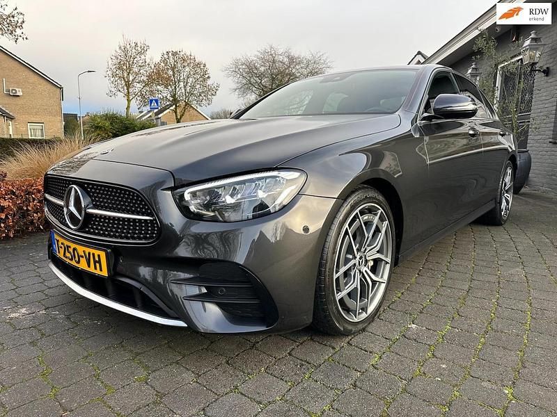 Grijs Occasion 2022 Mercedes E220 AMG line Sedan | € 29.900 - Afbeelding 1/4