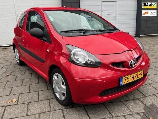 Rood Gebruikt 2009 Toyota Aygo Hatchback | € 1.950 (Eerlijke prijs) - Afbeelding 1/4