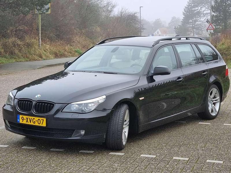 Zwart Gebruikt 2010 BMW 520 Stationwagen | € 4.500 - Afbeelding 1/4