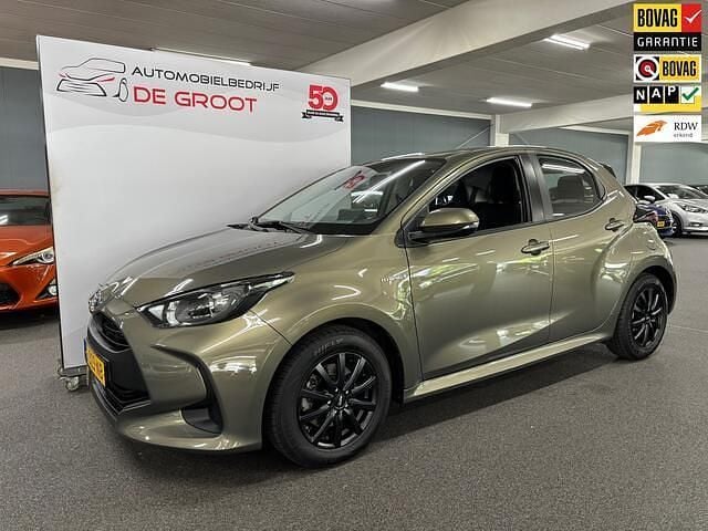 Groen Gebruikt 2021 Toyota Yaris Active Hatchback | € 17.950 (Goede deal) - Afbeelding 1/4