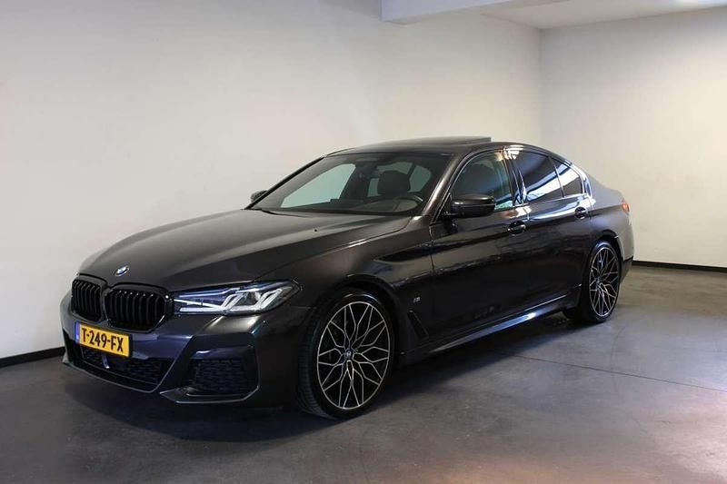 Grijs Gebruikt 2022 BMW 540 M Sport Sedan | € 60.900 (Iets duurder) - Afbeelding 1/4