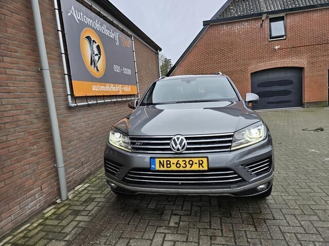 Grijs, metallic lak Gebruikt 2017 VW Touareg R-line SUV | € 15.995 (Iets duurder) - Afbeelding 1/4