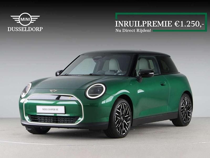 Groen Nieuw 2025 Mini Cooper SE Favoured Hatchback | € 41.990 (Iets duurder) - Afbeelding 1/4