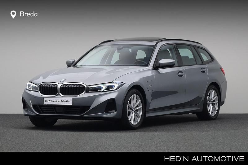Grijs Gebruikt 2022 BMW 330e Comfort Edition Stationwagen | € 38.880 (Eerlijke prijs) - Afbeelding 1/4