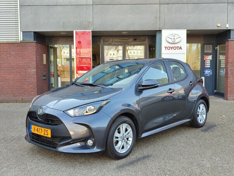 Grijs Gebruikt 2024 Toyota Yaris Hybrid Active Hatchback | € 23.499 (Eerlijke prijs) - Afbeelding 1/4